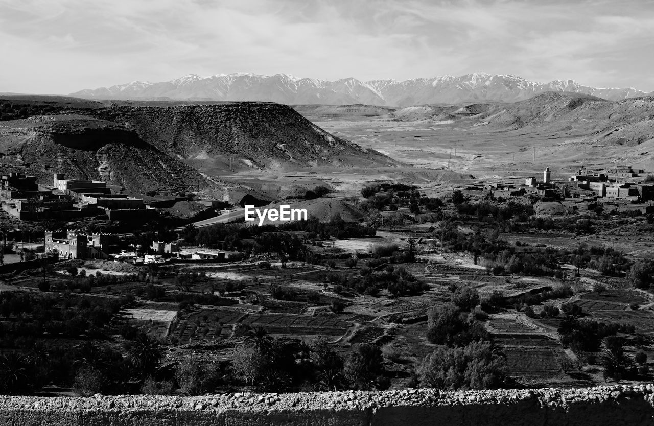 AERIAL VIEW OF TOWNSCAPE AGAINST MOUNTAIN