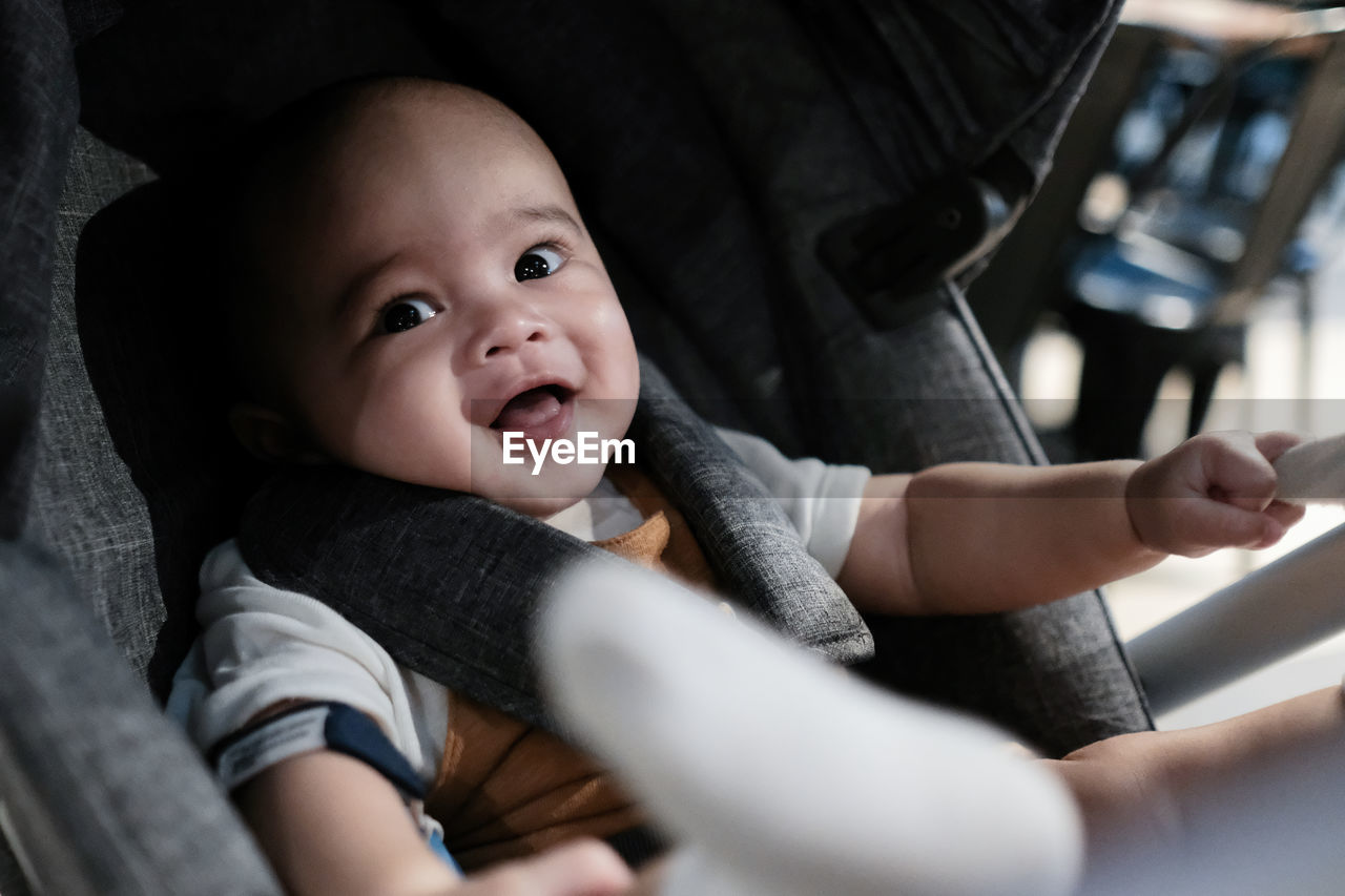 child, childhood, baby, emotion, person, cute, portrait, portrait photography, innocence, happiness, one person, smiling, indoors, sitting, positive emotion, lifestyles, cheerful, toddler, looking at camera, looking, selective focus, adult, casual clothing, clothing, family, babyhood, relaxation, human face, holding, female, baby clothing