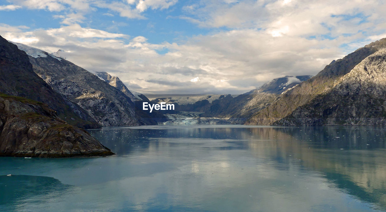 Tranquil scene of johns hopkins glacier with mount fairweather