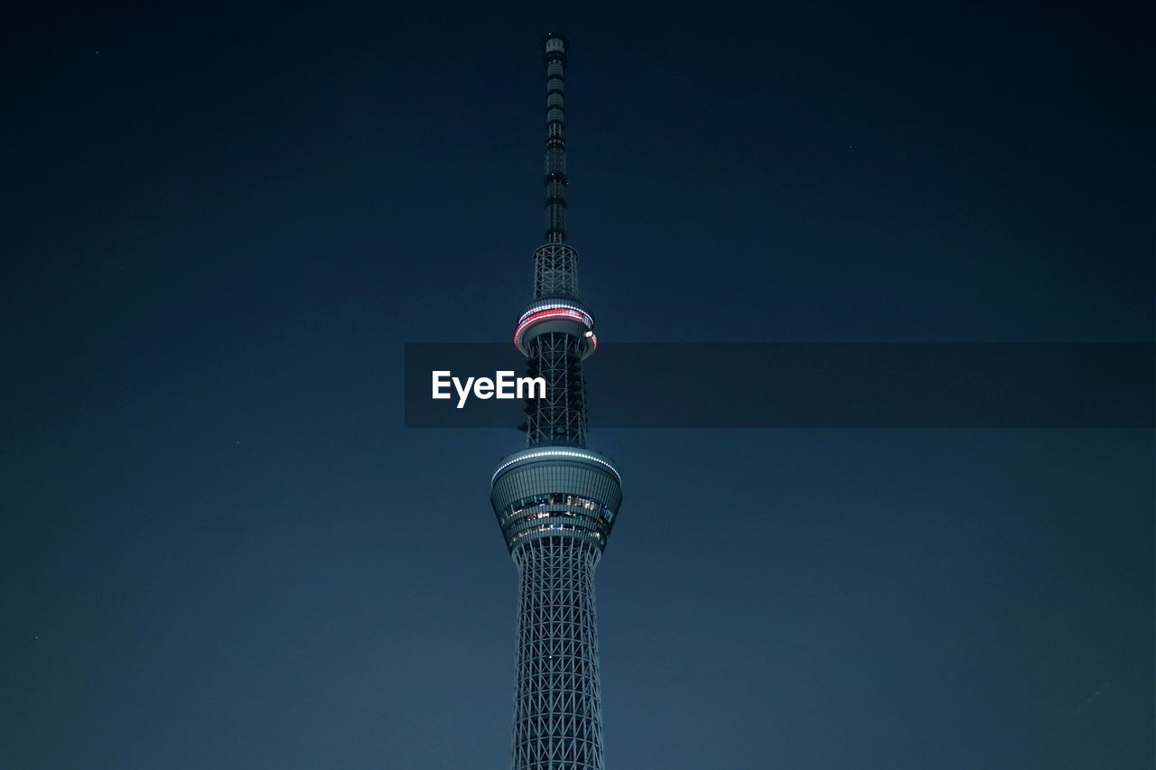 LOW ANGLE VIEW OF FERNSEHTURM TOWER AGAINST BLUE SKY