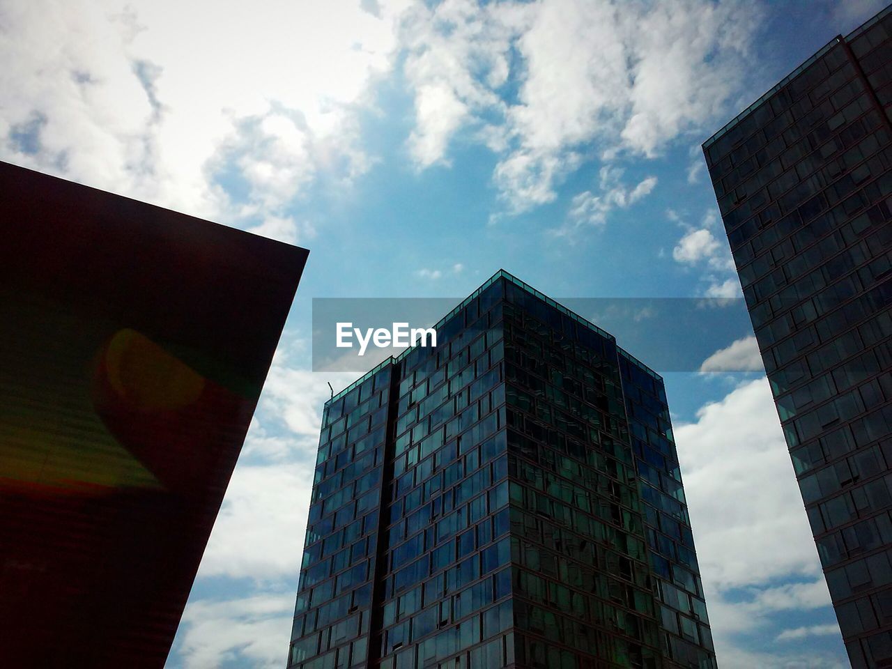 LOW ANGLE VIEW OF MODERN BUILDING AGAINST SKY