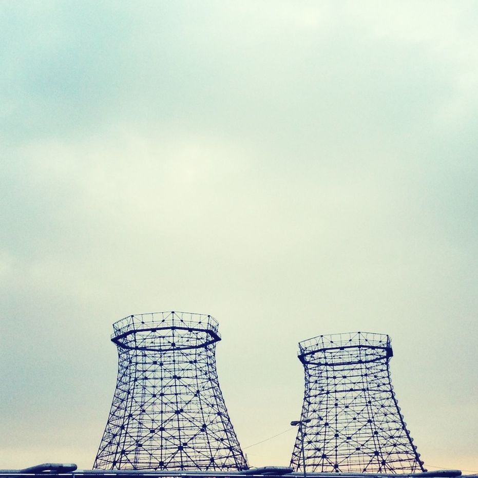 LOW ANGLE VIEW OF BUILT STRUCTURE AGAINST SKY