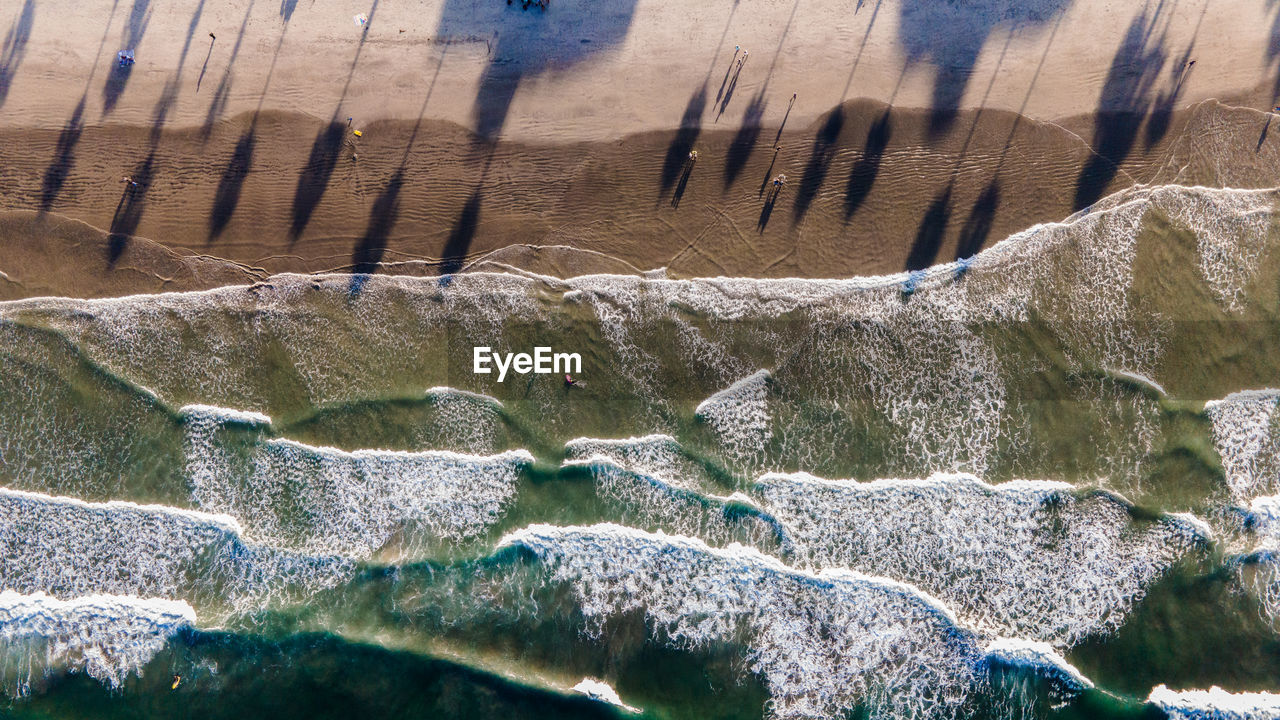 HIGH ANGLE VIEW OF FROZEN WATER ON GLASS