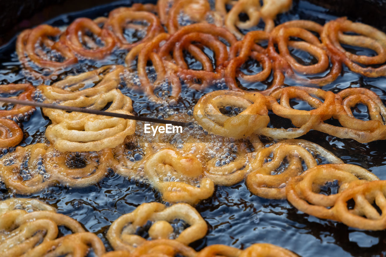 HIGH ANGLE VIEW OF COOKIES IN PLATE