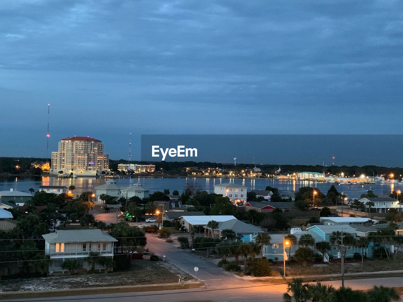 HIGH ANGLE VIEW OF ILLUMINATED BUILDINGS AGAINST SKY AT NIGHT