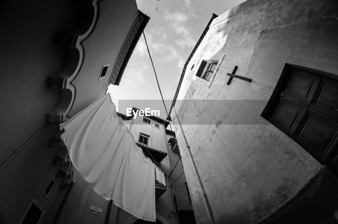 LOW ANGLE VIEW OF BUILDINGS AGAINST SKY