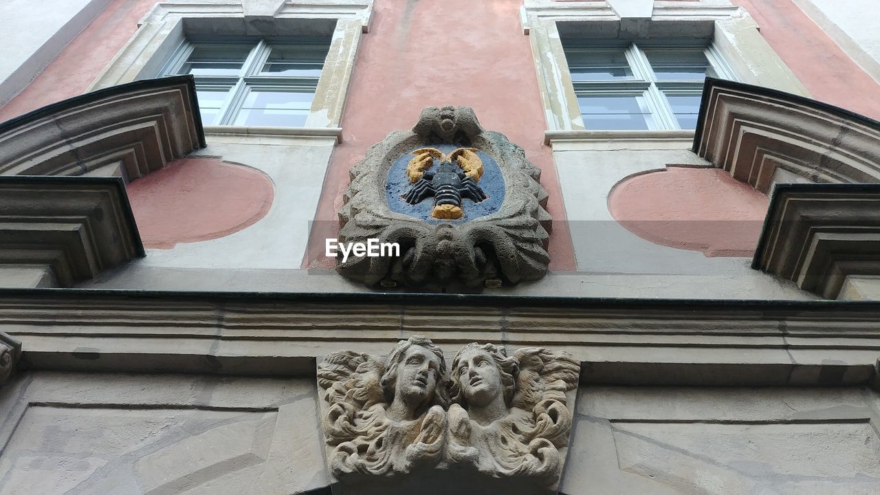 LOW ANGLE VIEW OF STATUES ON BUILDING