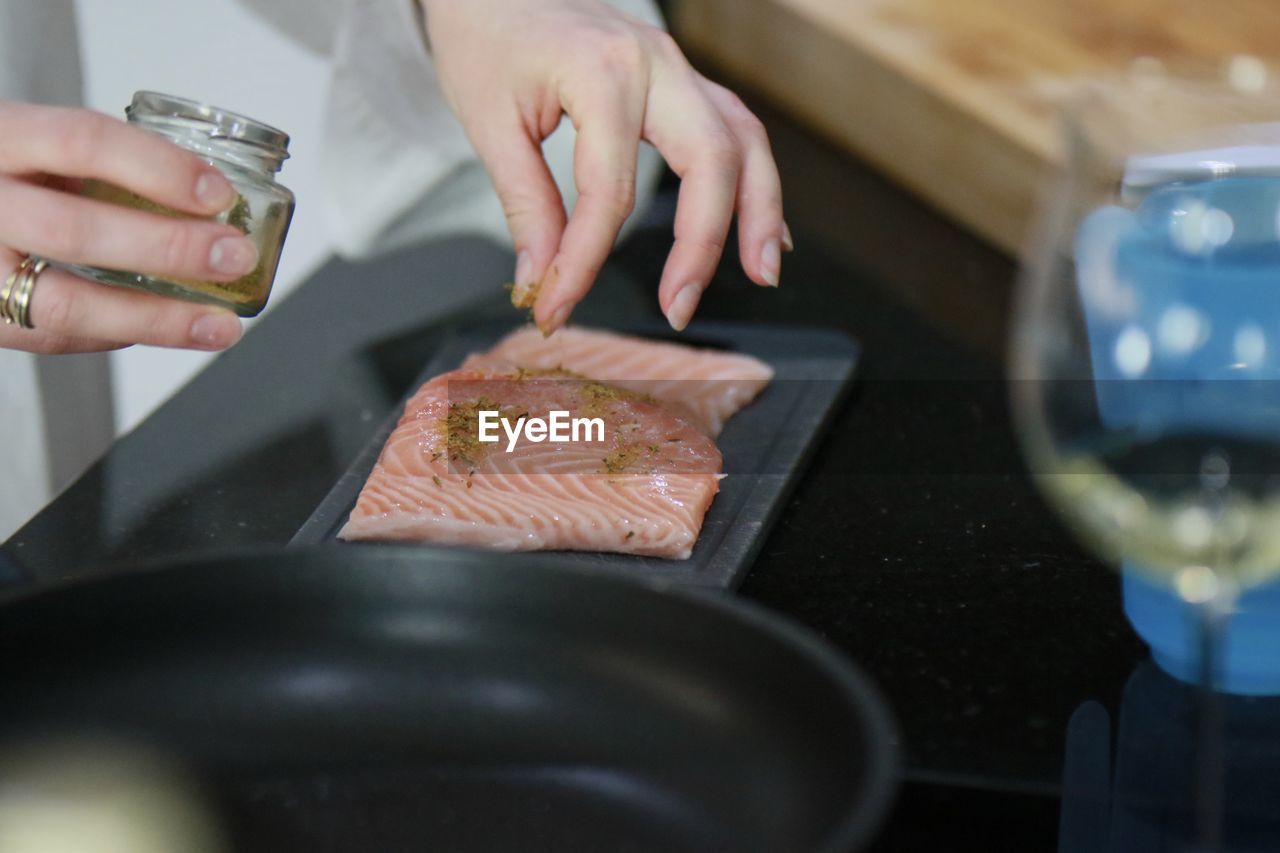 MIDSECTION OF PERSON PREPARING FOOD