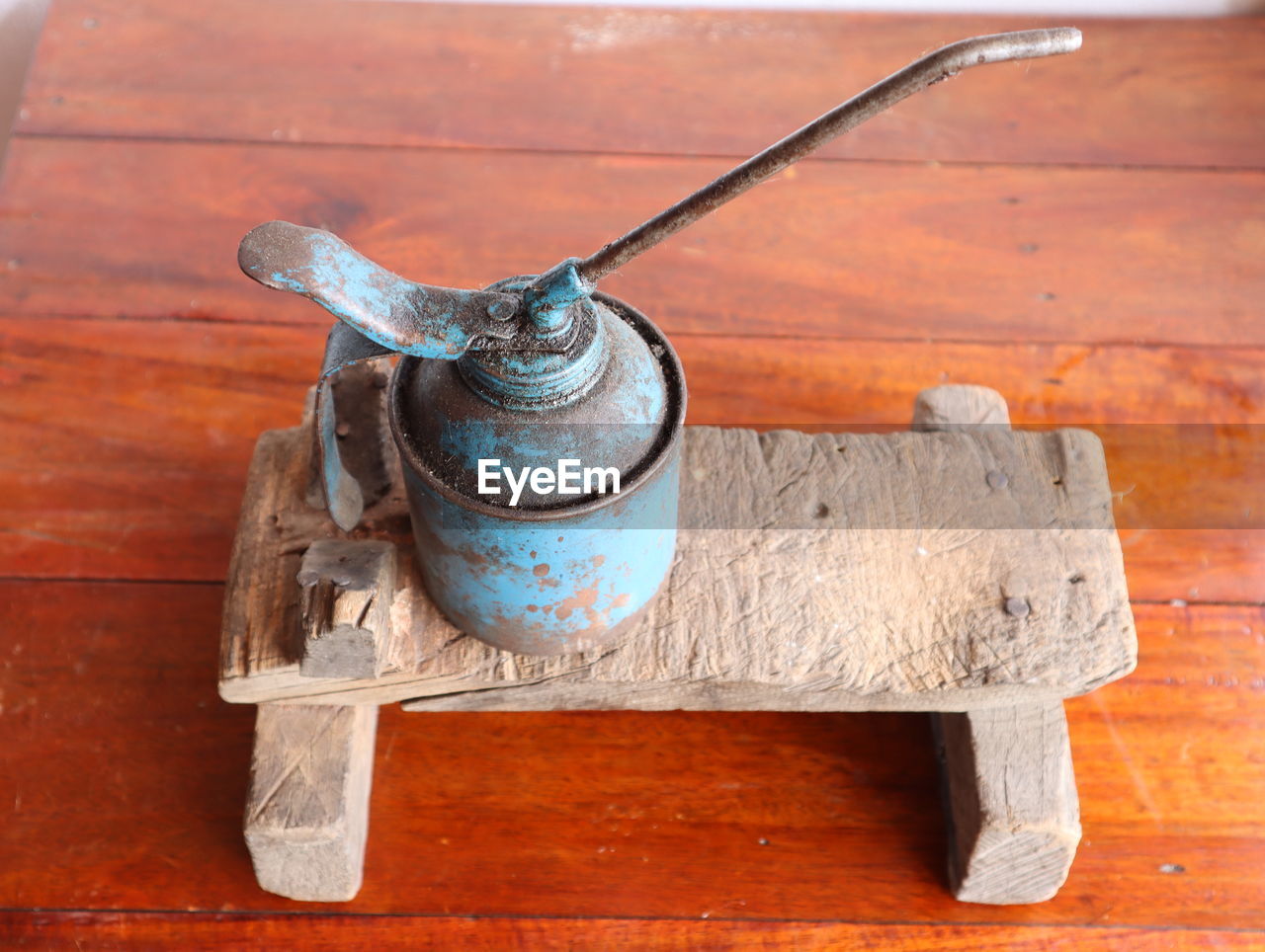 HIGH ANGLE VIEW OF OLD WOODEN TABLE ON WOOD