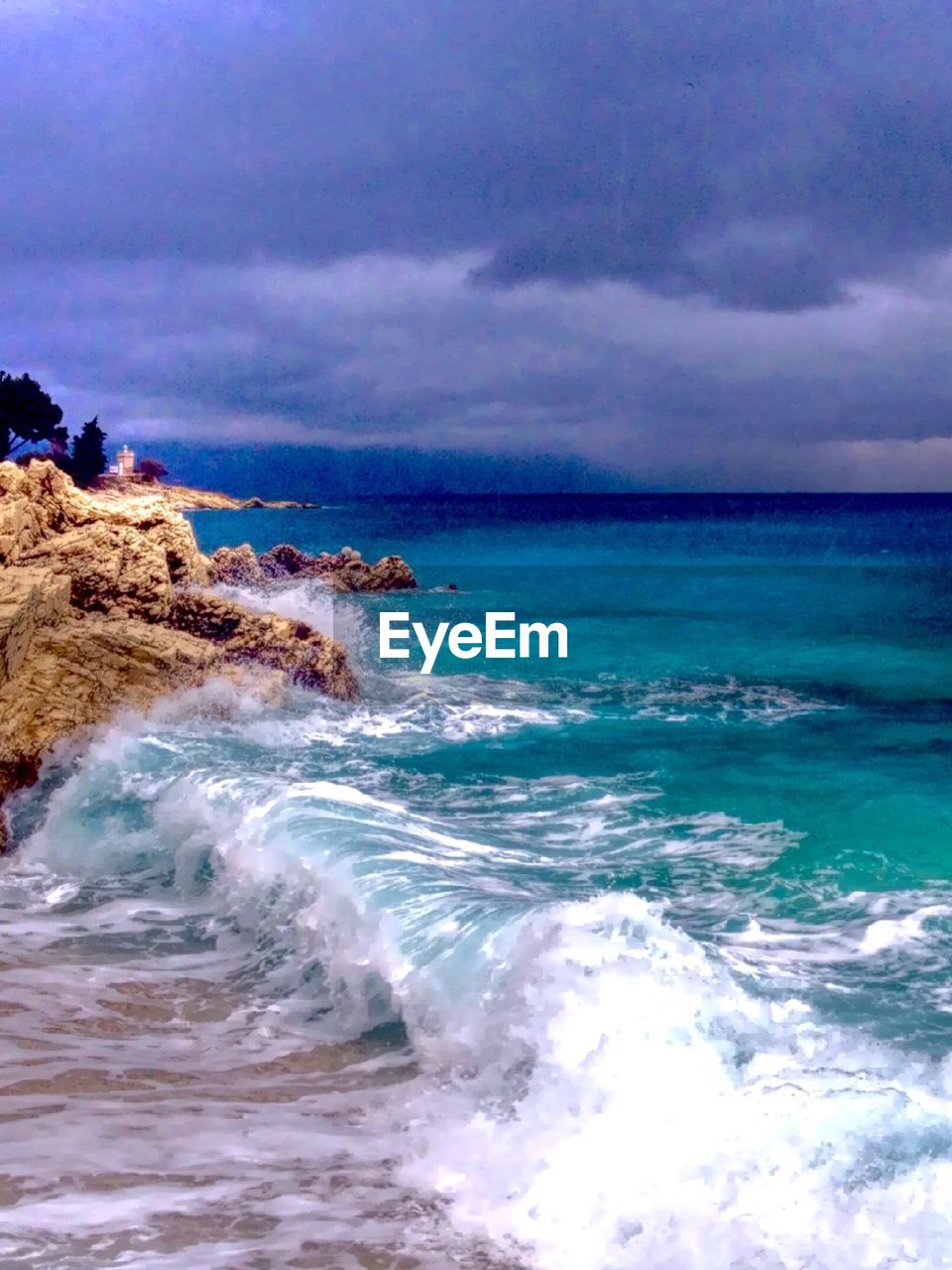 VIEW OF SEA AGAINST CLOUDY SKY