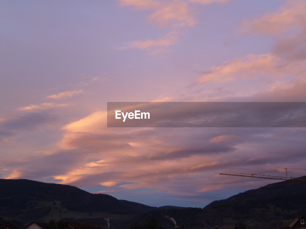 LOW ANGLE VIEW OF SILHOUETTE MOUNTAIN AGAINST SKY DURING SUNSET