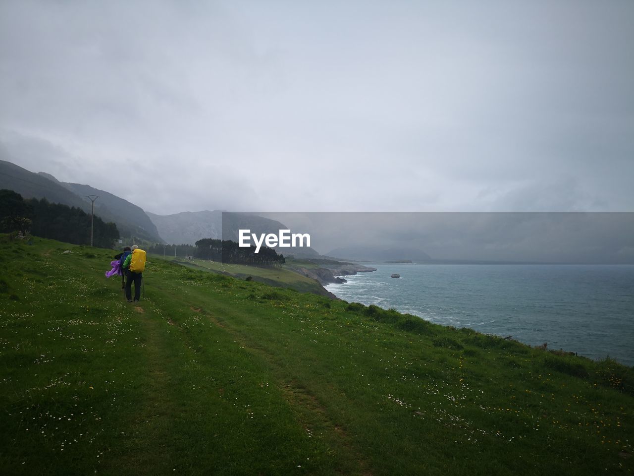 SCENIC VIEW OF SEA BY MOUNTAINS AGAINST SKY