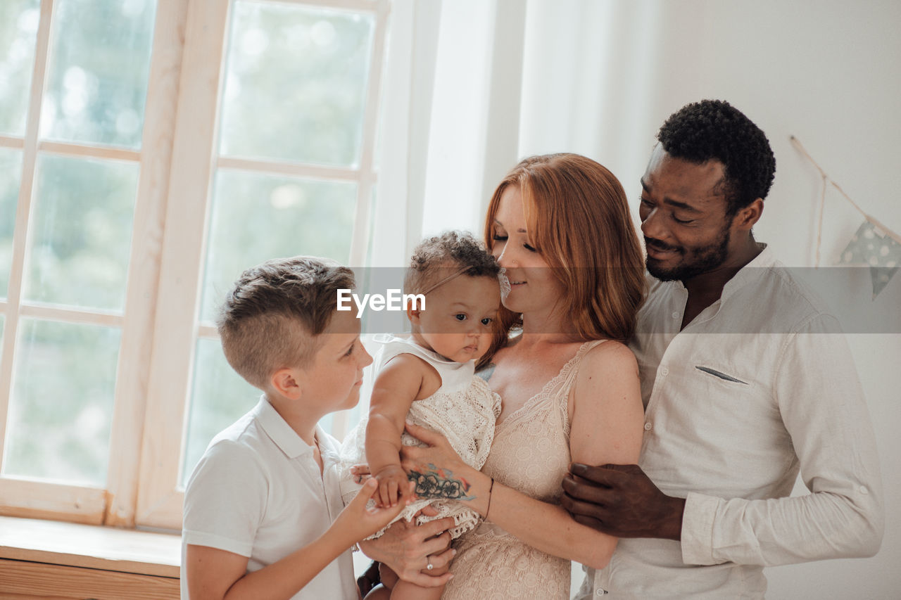 GROUP OF PEOPLE AT AN ROOM