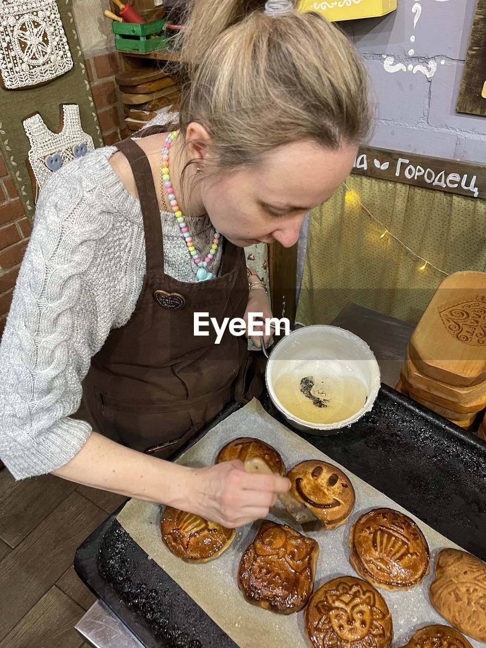 HIGH ANGLE VIEW OF WOMAN PREPARING FOOD AT TABLE