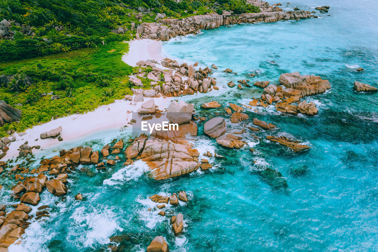 HIGH ANGLE VIEW OF ROCK IN SEA