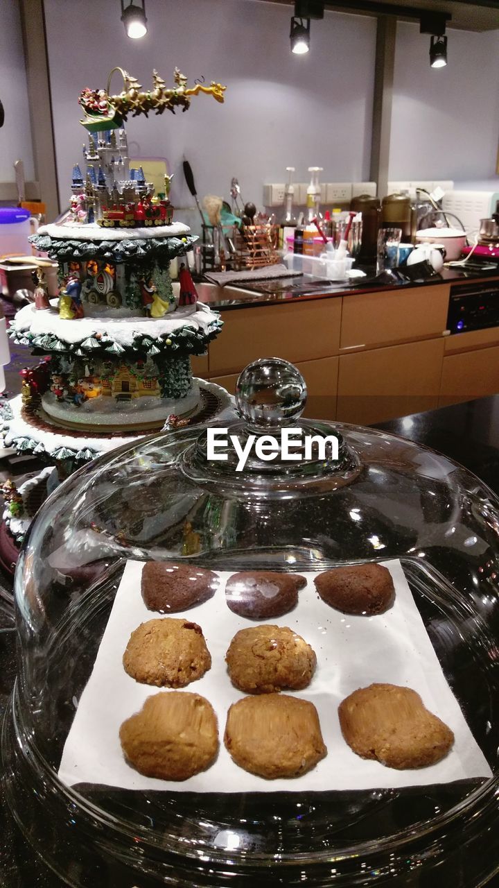 HIGH ANGLE VIEW OF COOKIES IN PLATE