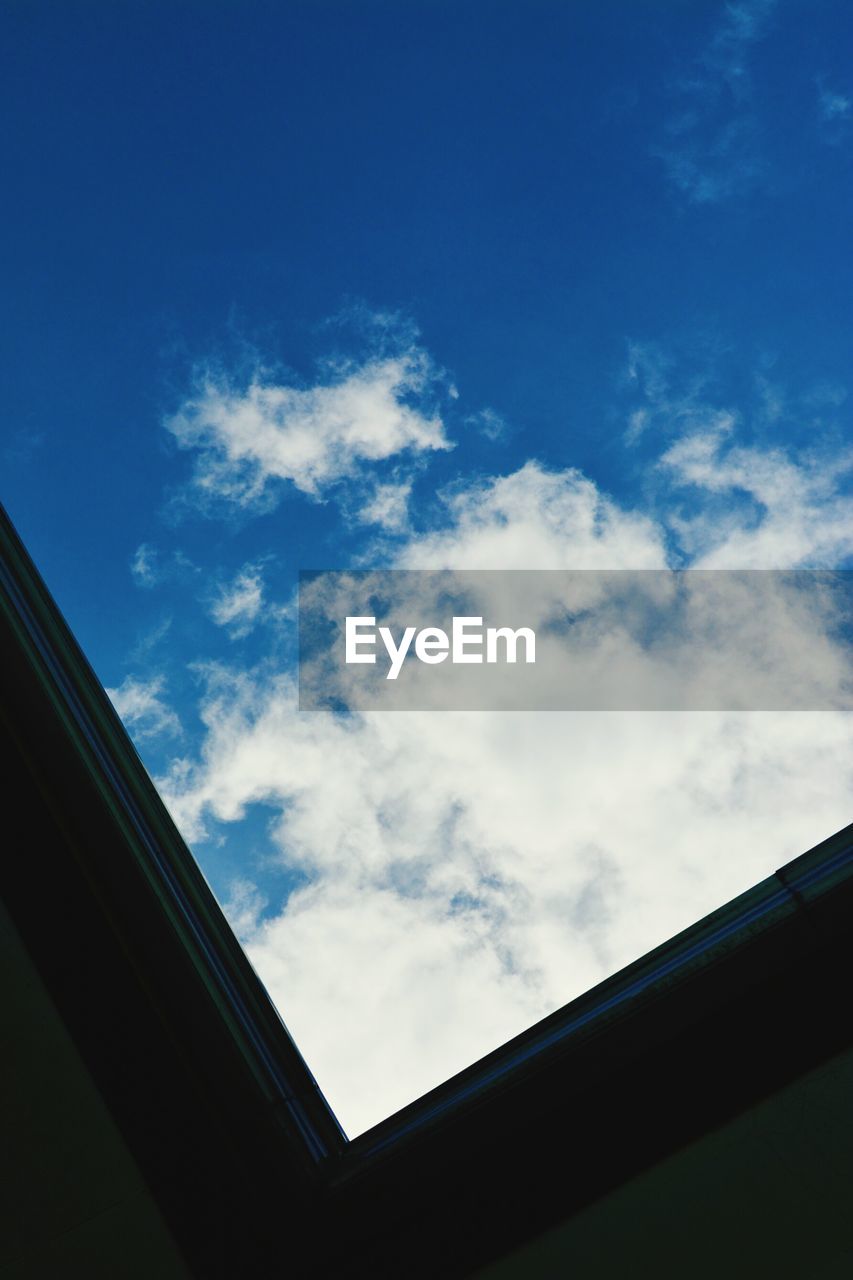 LOW ANGLE VIEW OF BUILT STRUCTURE AGAINST BLUE SKY