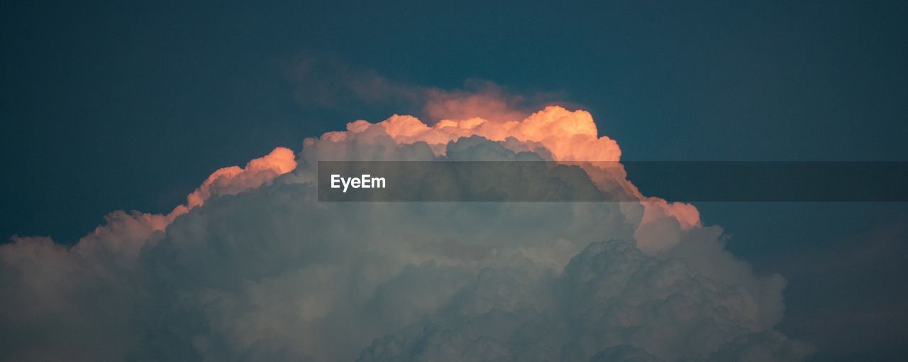 LOW ANGLE VIEW OF CLOUDS IN SKY DURING SUNSET