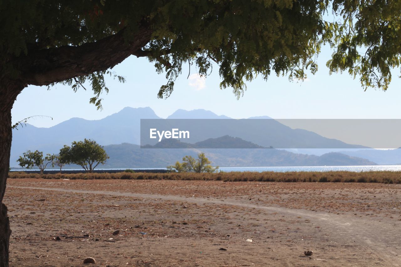 SCENIC VIEW OF FIELD AGAINST MOUNTAINS