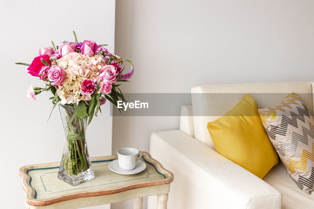 FLOWER VASE ON TABLE AT HOME