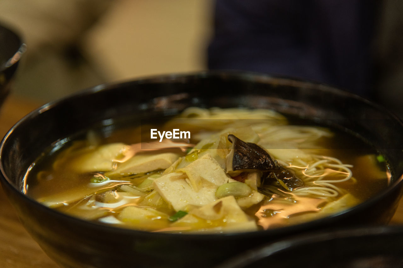 CLOSE-UP OF SOUP IN BOWL ON TABLE