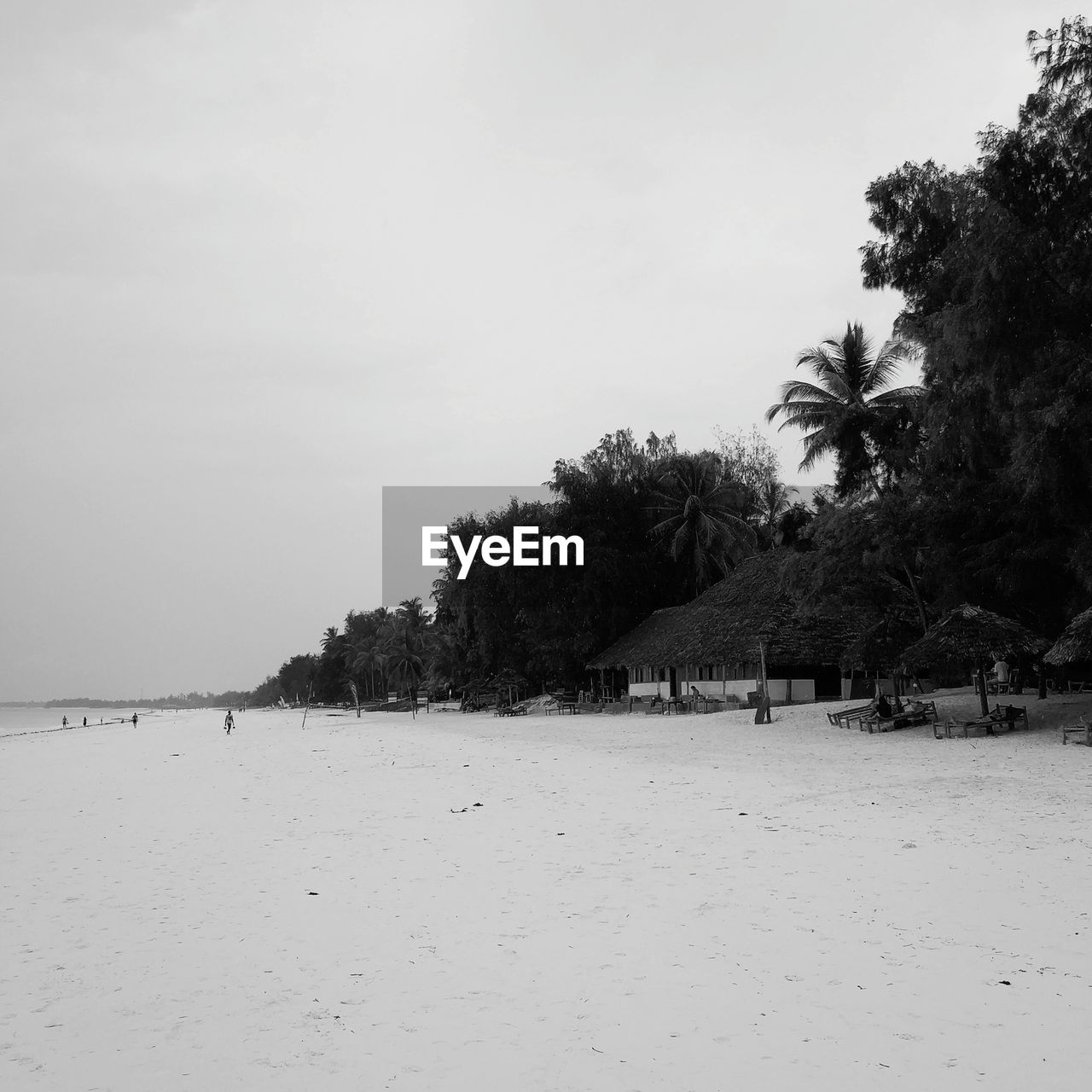 PANORAMIC VIEW OF BEACH AGAINST SKY