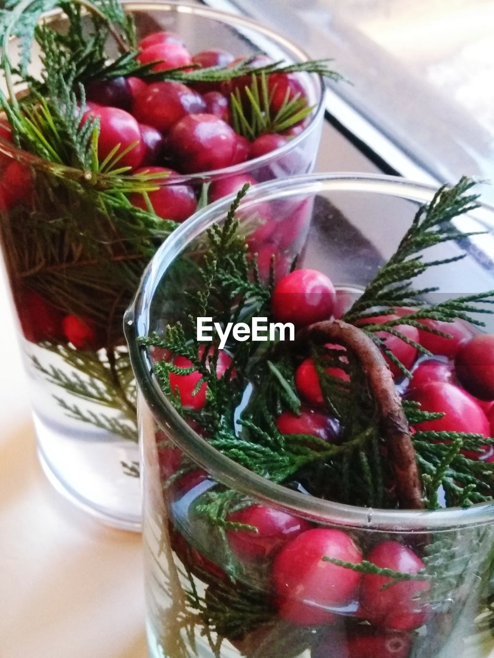 CLOSE-UP OF TOMATOES IN PLATE ON TABLE