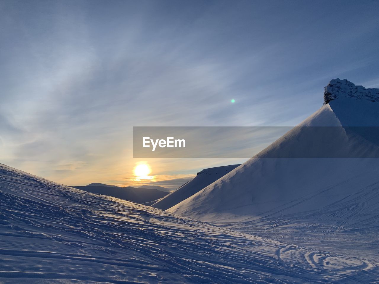 SCENIC VIEW OF SNOW COVERED MOUNTAINS AGAINST BRIGHT SKY