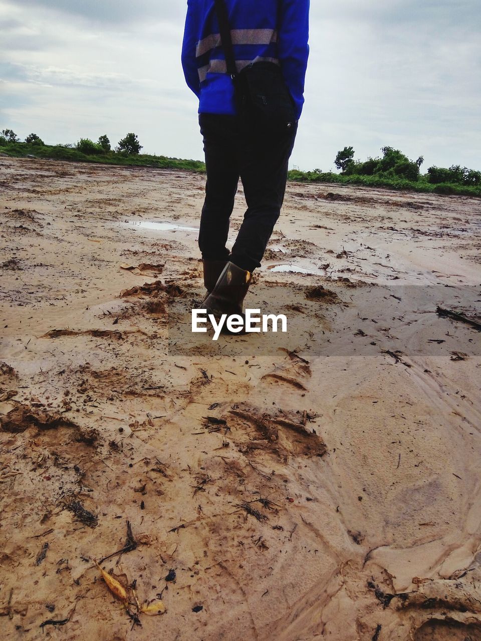 LOW SECTION OF MAN STANDING ON GROUND