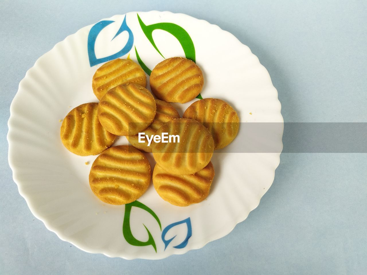 HIGH ANGLE VIEW OF DESSERT ON TABLE