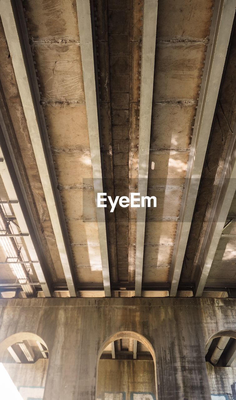 LOW ANGLE VIEW OF BRIDGE CEILING