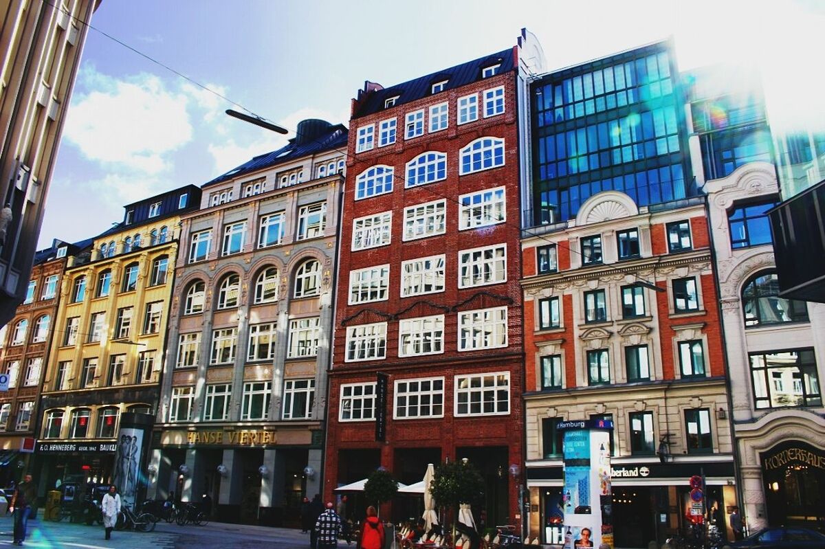 LOW ANGLE VIEW OF BUILDINGS IN CITY