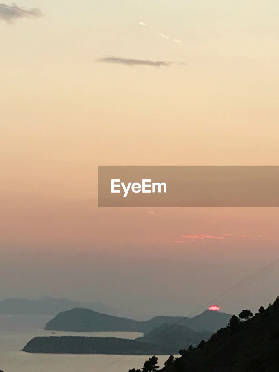 SCENIC VIEW OF SILHOUETTE MOUNTAIN AGAINST SKY DURING SUNSET