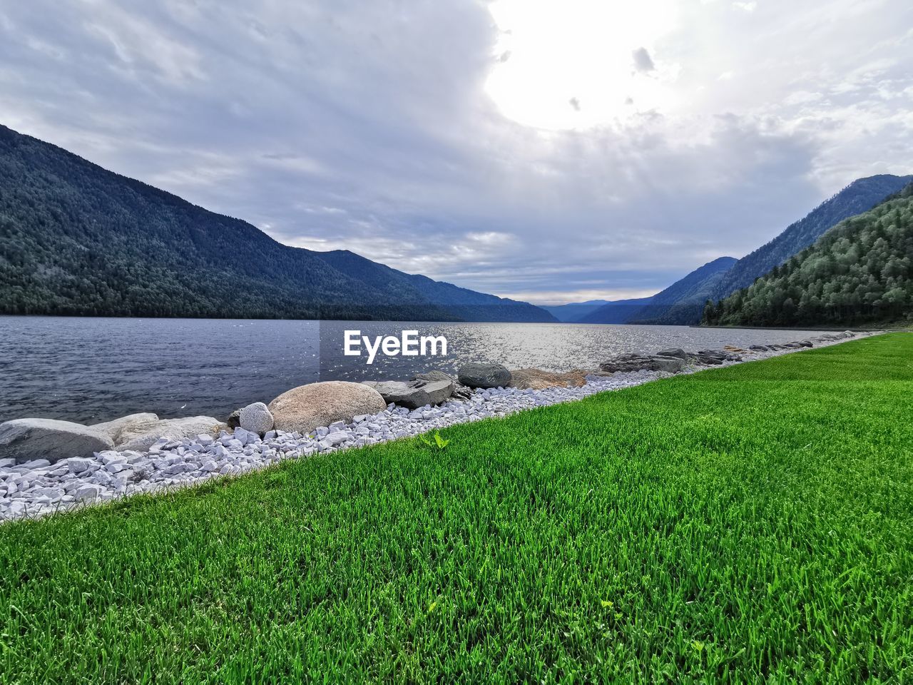 SCENIC VIEW OF SEA AND MOUNTAINS AGAINST SKY