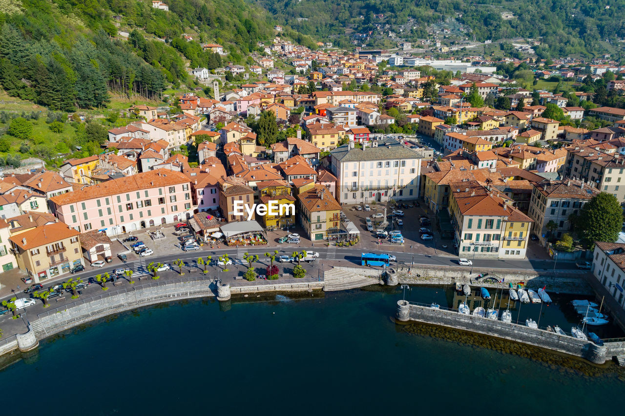 HIGH ANGLE VIEW OF TOWNSCAPE AGAINST CANAL