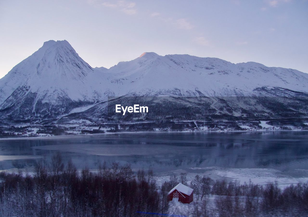 LAKE BY SNOWCAPPED MOUNTAINS AGAINST SKY