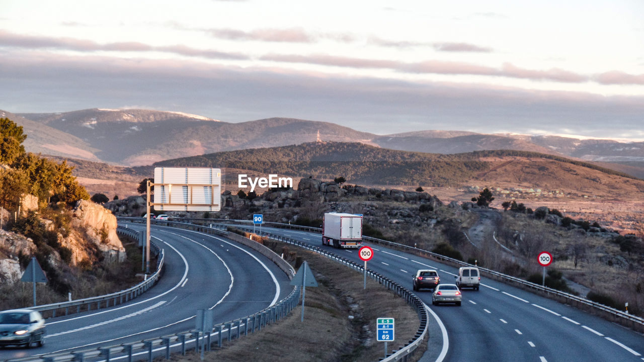 HIGH ANGLE VIEW OF HIGHWAY AGAINST SKY