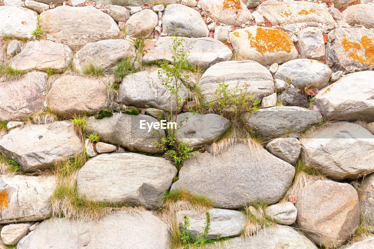 FULL FRAME SHOT OF STONE WALL WITH ROCKS