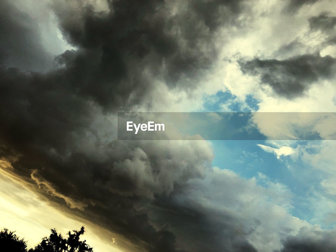 LOW ANGLE VIEW OF CLOUDSCAPE