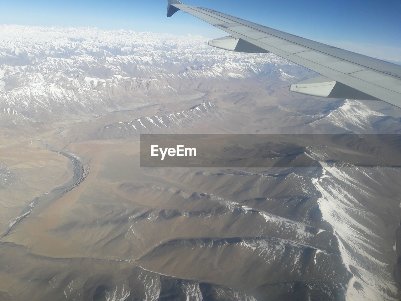 AERIAL VIEW OF AIRPLANE WING