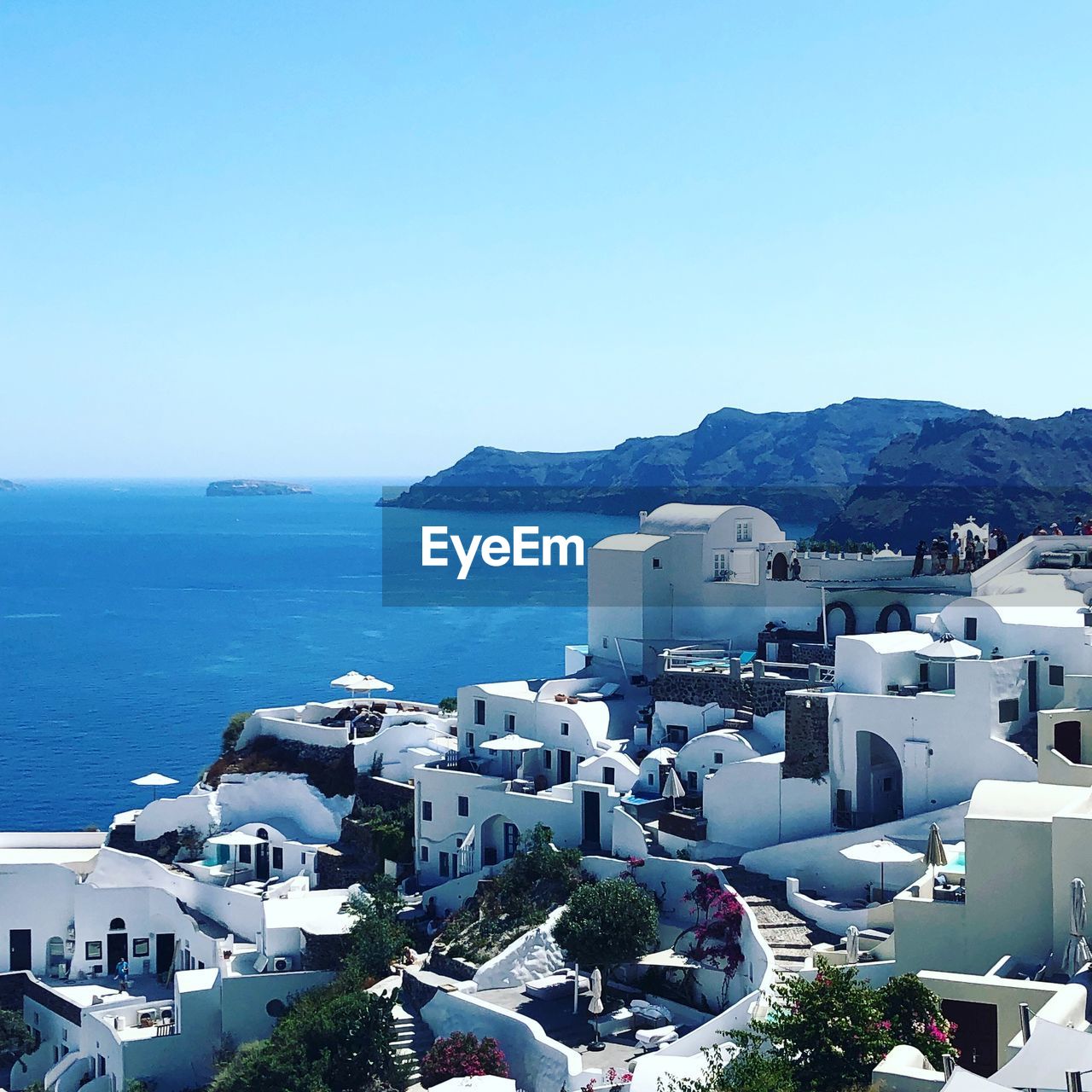 HIGH ANGLE VIEW OF BUILDINGS BY SEA AGAINST SKY