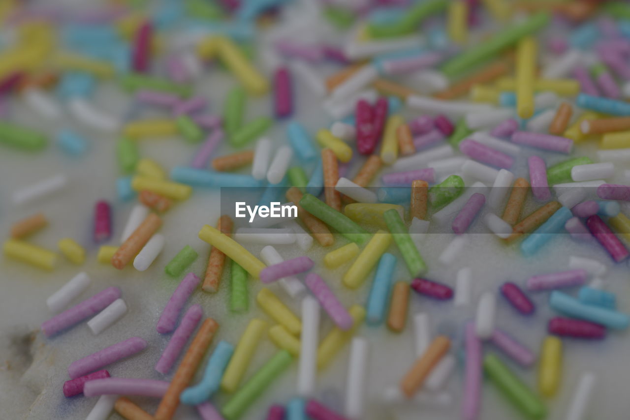 HIGH ANGLE VIEW OF MULTI COLORED CANDIES IN TRAY