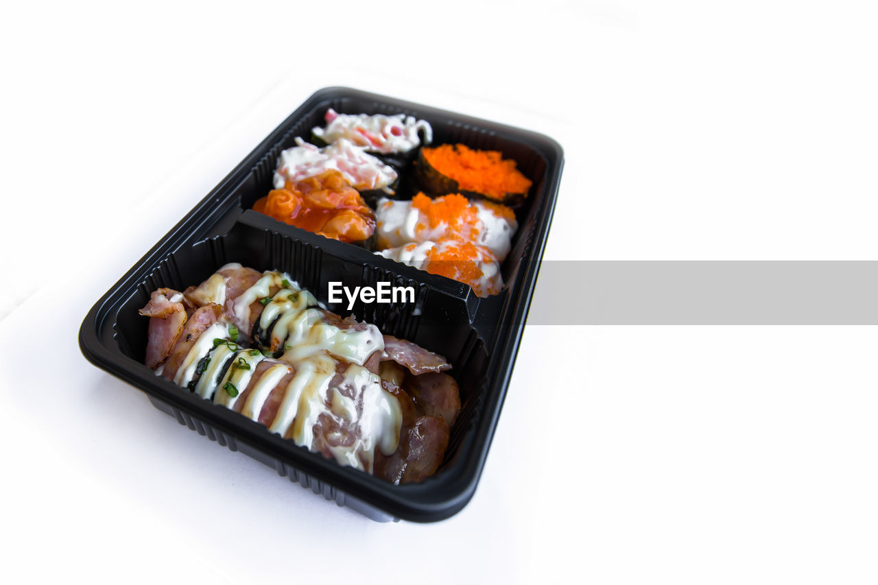 HIGH ANGLE VIEW OF SUSHI SERVED IN TRAY