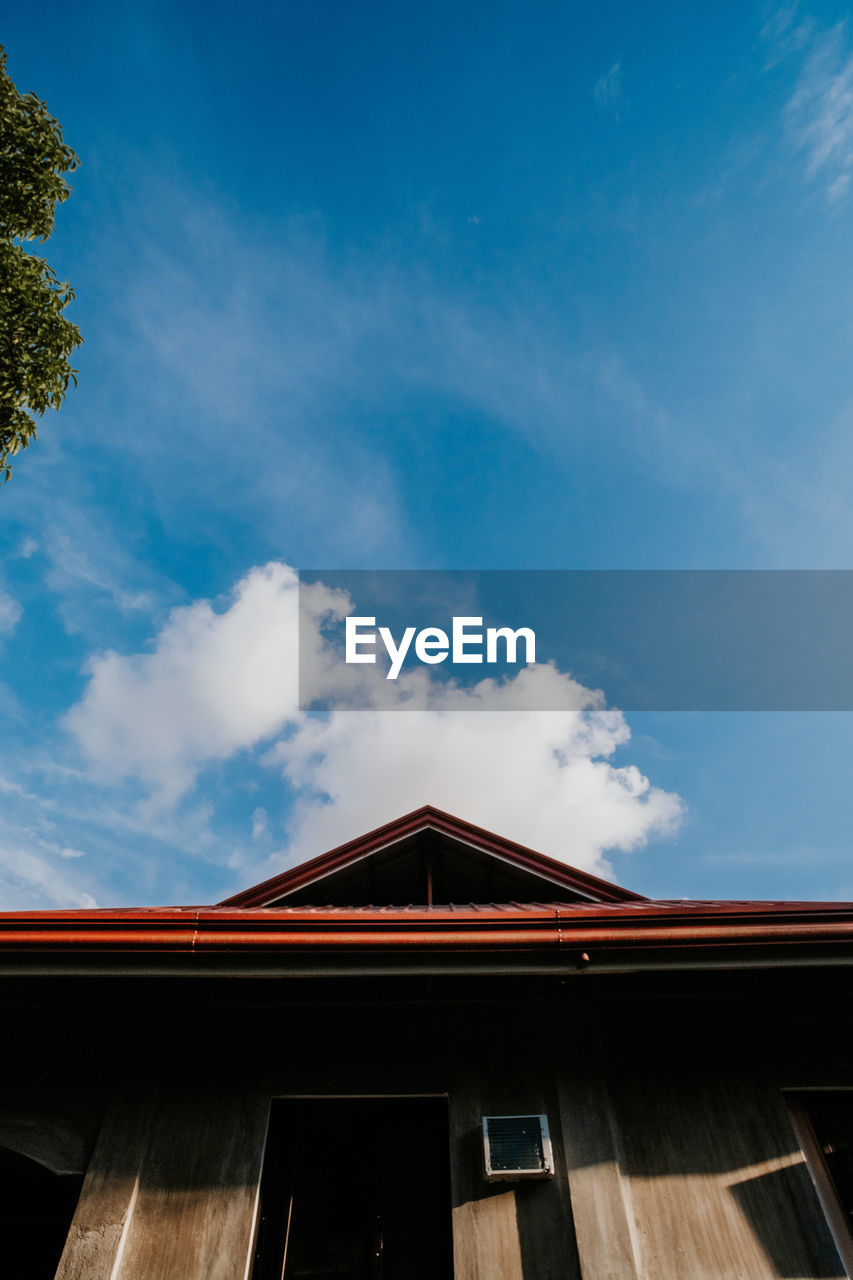 LOW ANGLE VIEW OF HOUSE AGAINST SKY