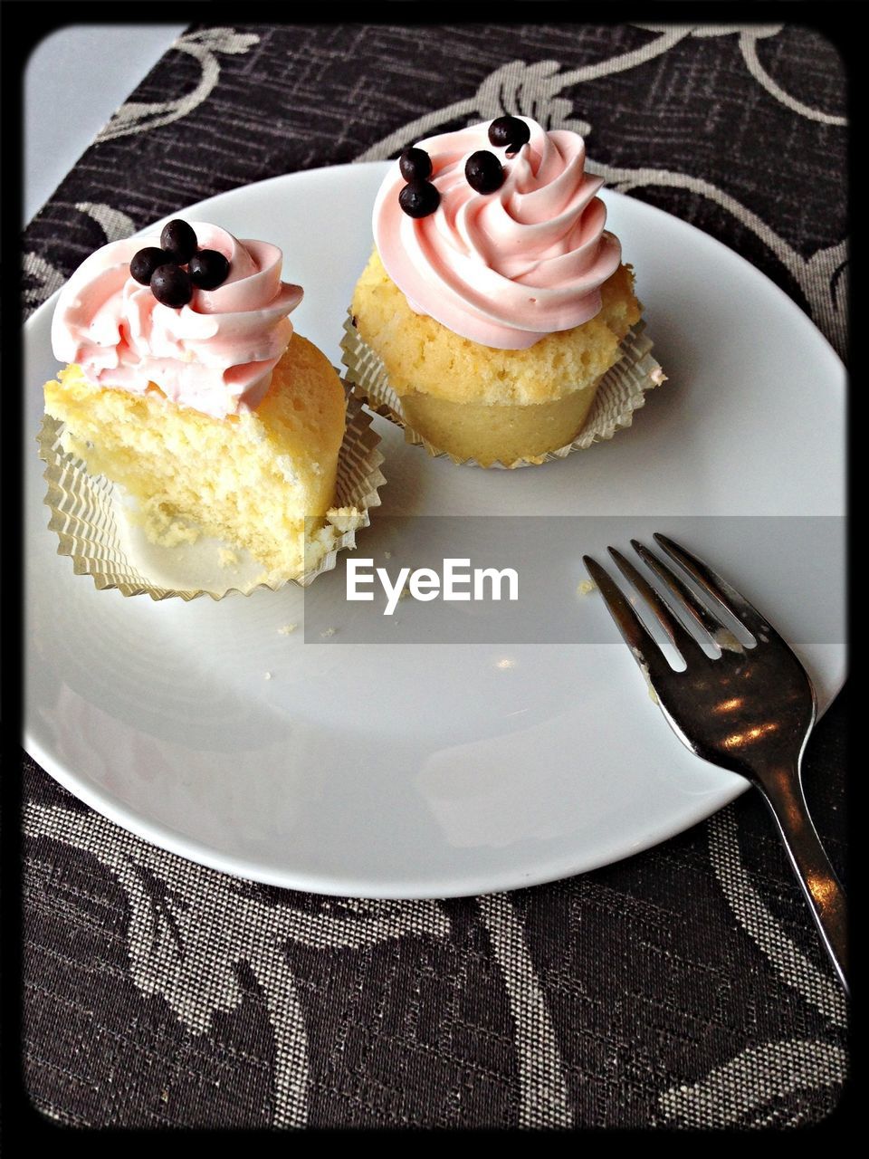 CLOSE-UP OF ICE CREAM ON TABLE