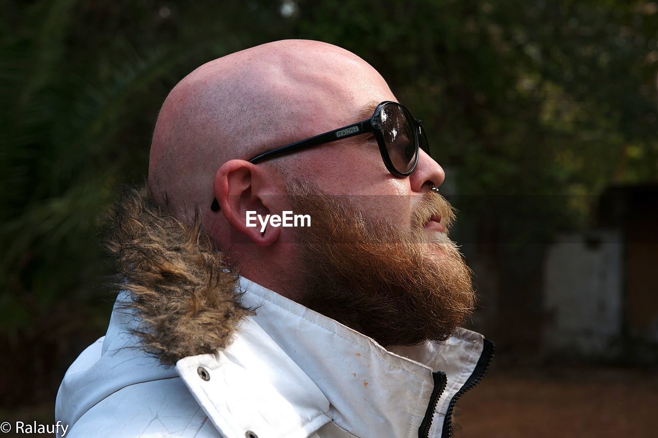 CLOSE-UP OF MAN WEARING SUNGLASSES