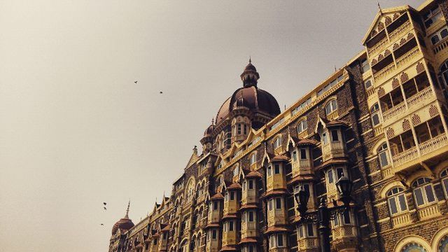 LOW ANGLE VIEW OF BUILDINGS IN CITY