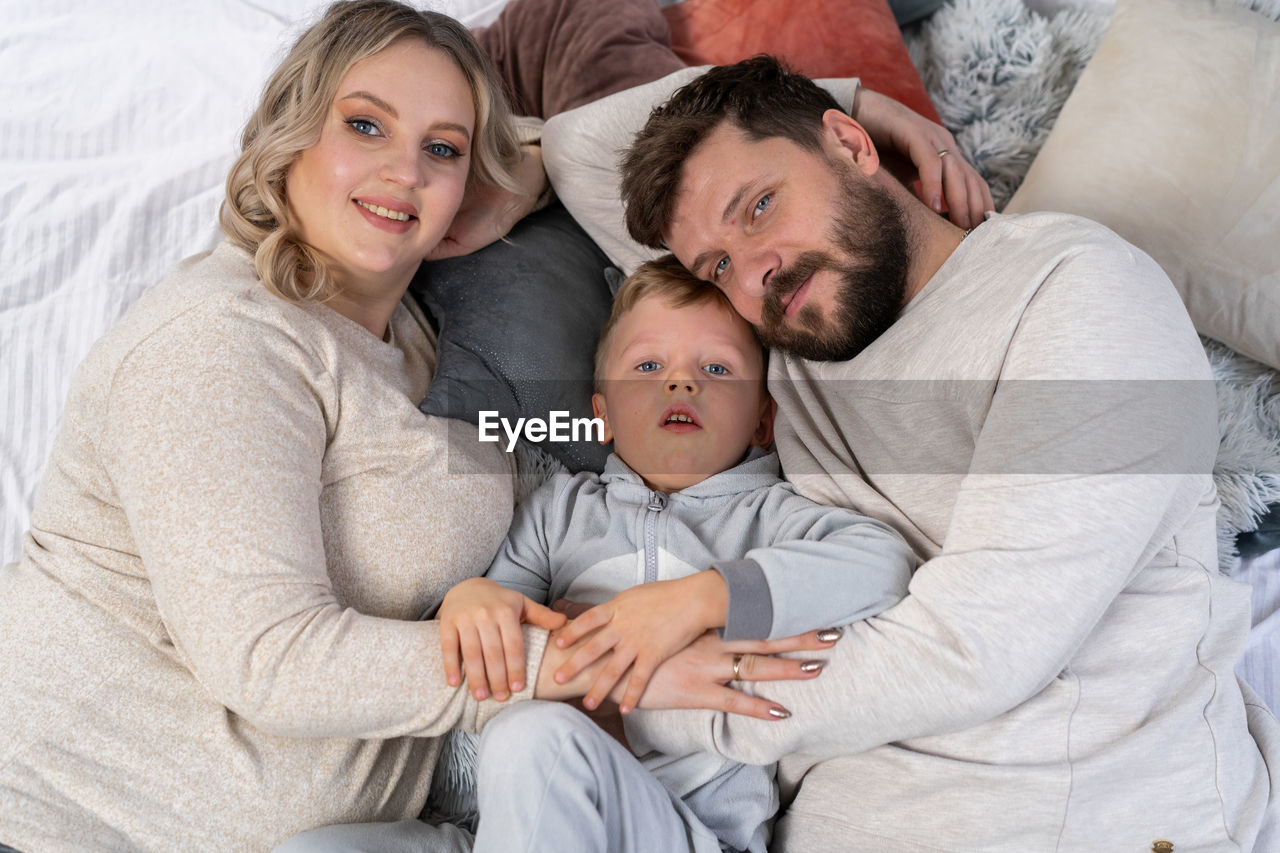 PORTRAIT OF SMILING FATHER AND DAUGHTER