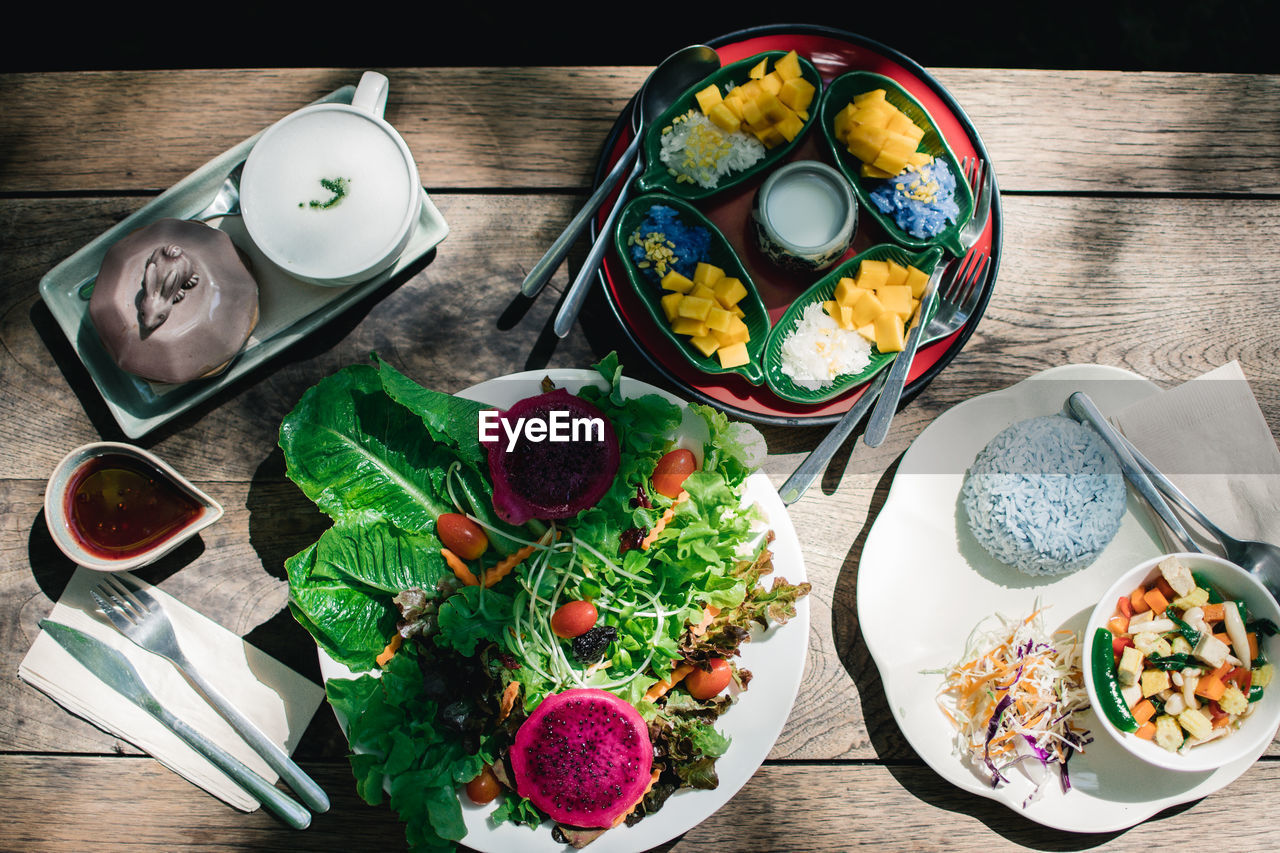 HIGH ANGLE VIEW OF FOOD SERVED IN PLATE