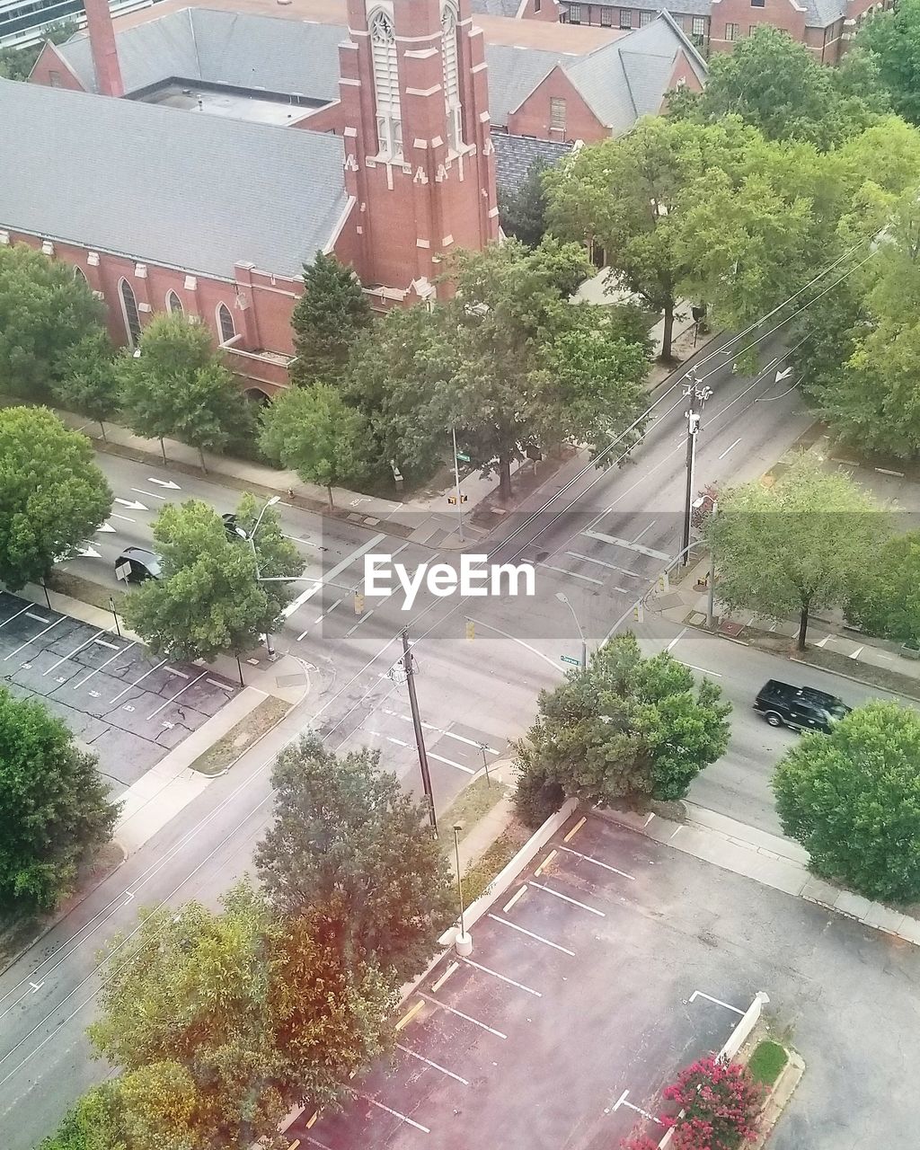 HIGH ANGLE VIEW OF CARS ON STREET IN RAIN